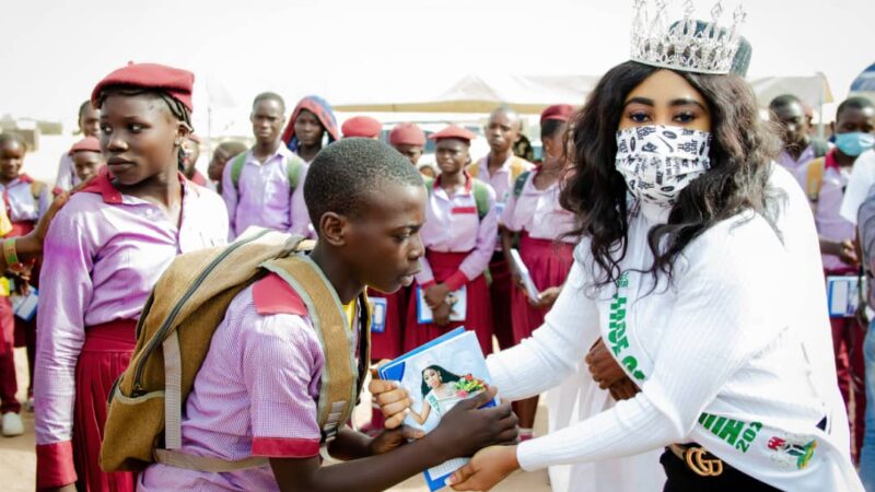 Face of Nigeria queen, Tracy Solomon donates educational materials to school in Taraba state